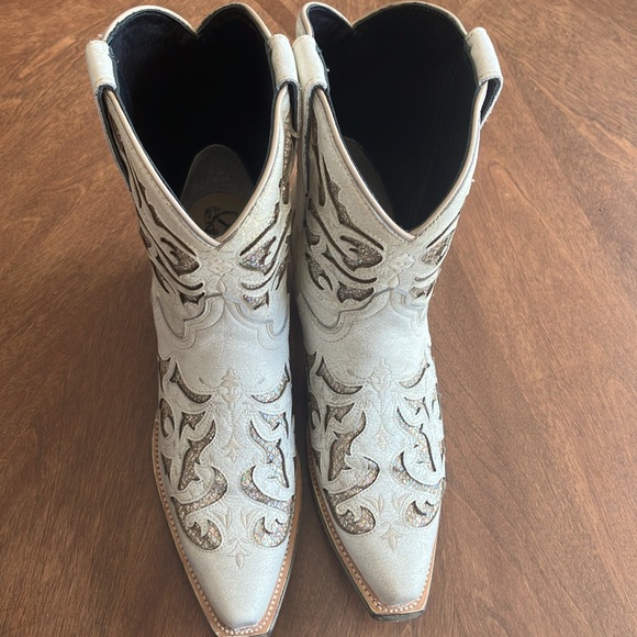 Women's 9.5 cowgirl boots. - Picture 2 of 7